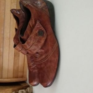 MUNRO Distressed Leather Brown Velcro Shock Absorbing Shoes 8.5